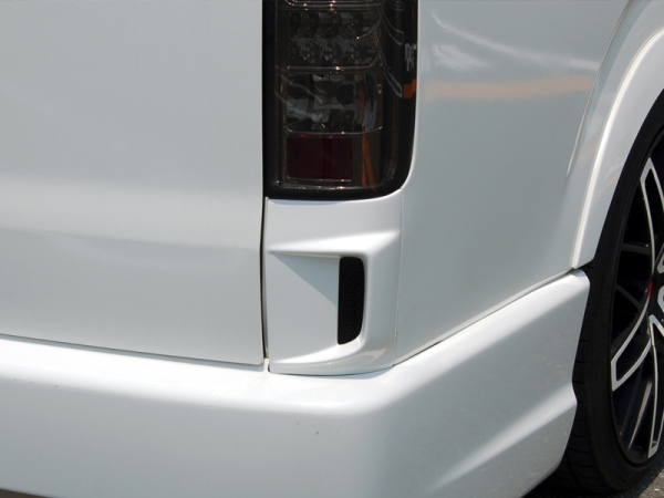 BLESS ハイエース 200系 標準ボディ 1-4型 リアコーナーダクトパネル 左右セット FRP製