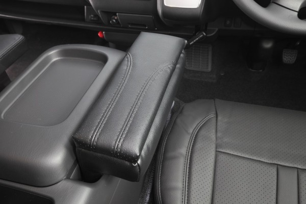 BLUME ハイエース 200系 アームレスト (ブラックレザー＆パンチング仕上げ)