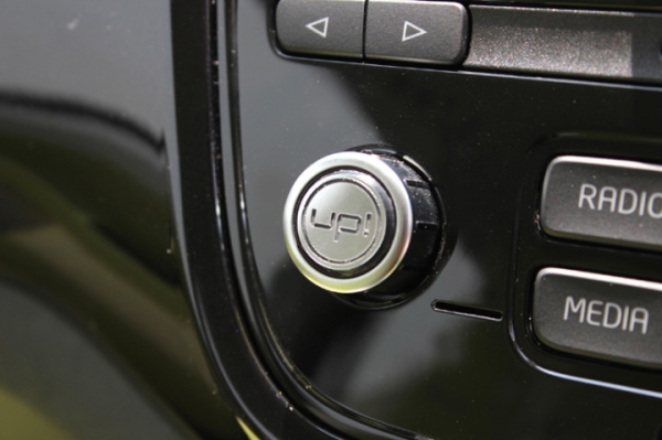 HALT Design VW up! ラジオバッヂ 2pcs