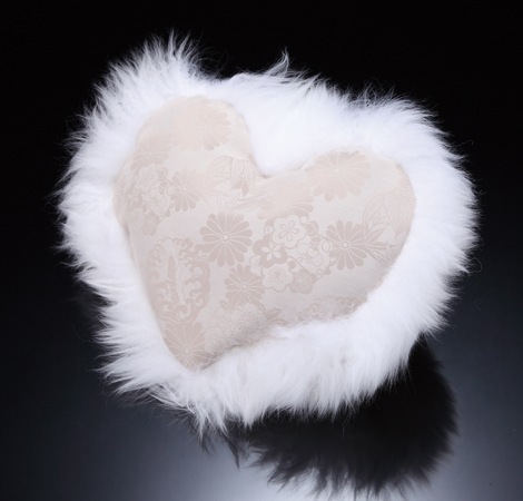 kazukiauto ハート型ムートンクッション 京・和柄鯉 アイボリー