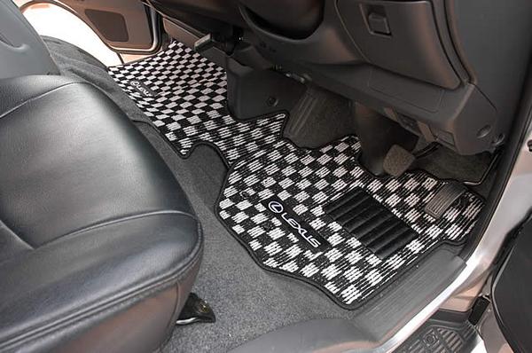 LUNATIC EMOTION ハイエース 200系 フロアマット (標準ボディ5Dr/4Dr用あり)