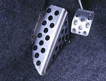 SUZUKI SPORT ジムニー(JB23W・98.10～) フットレスト(ｱﾙﾐ製)MT車用(画像のﾍﾟﾀﾞﾙｶﾊﾞ-は含まれません)