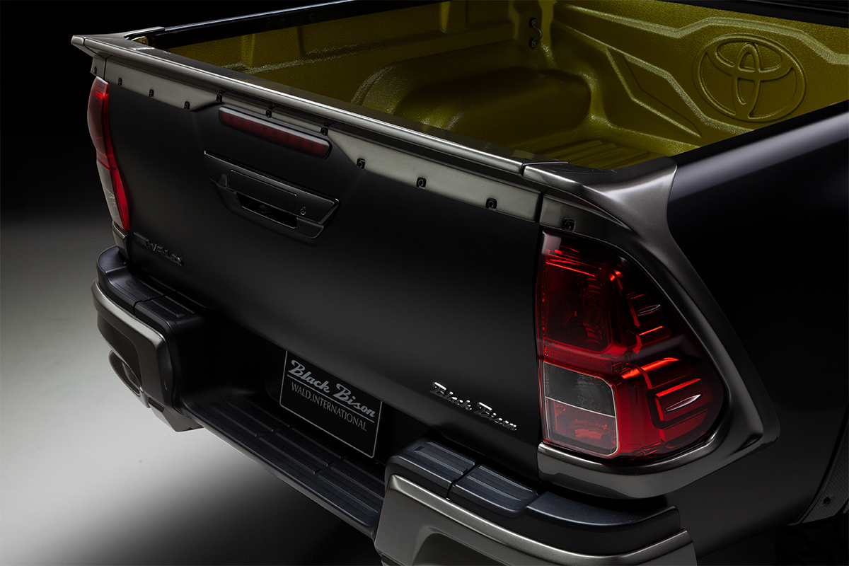 WALD ハイラックス GUN125 後期(H29.9～) スポーツラインブラックバイソンエディション リアゲートスポイラー