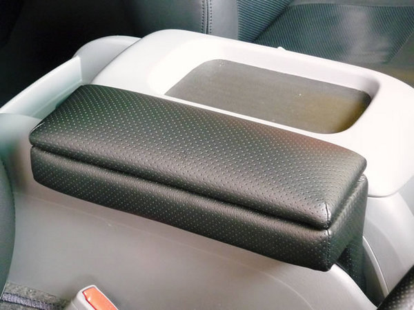 WORLD ハイエース 200系 標準ボディ パンチングレザータイプ アームレスト